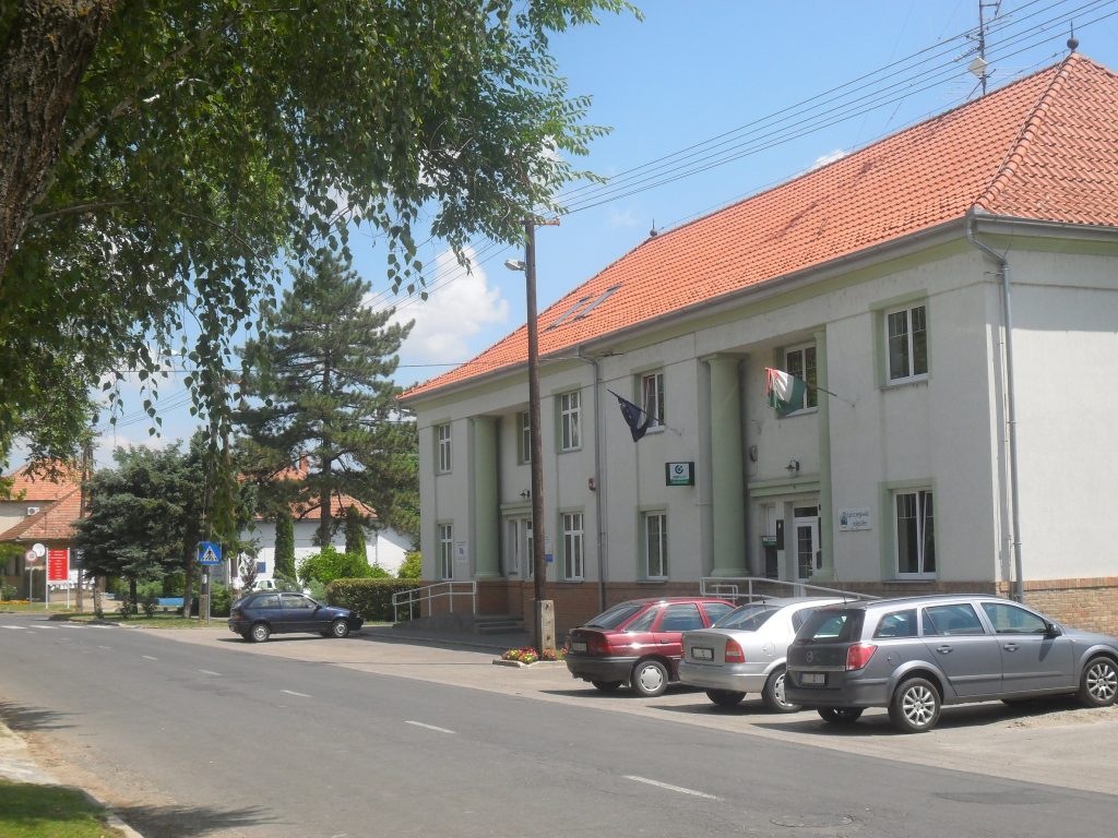 Town Hall in Röszke, Hungary (Photo: Vencel Milei / Wikimedia Commons)