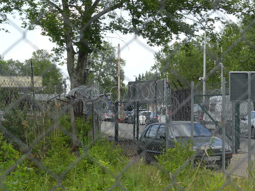 Cars waiting to cross the border in Horgos, on the Serbian side of the border crossing in Röszke (Photo: FactRefuge / Mariska Mediahuis)