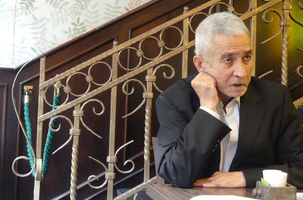 Afghan refugee Deldar Naraiwal giving an interview to FactRefuge. (Photo: FactRefuge / Mariska Mediahuis)