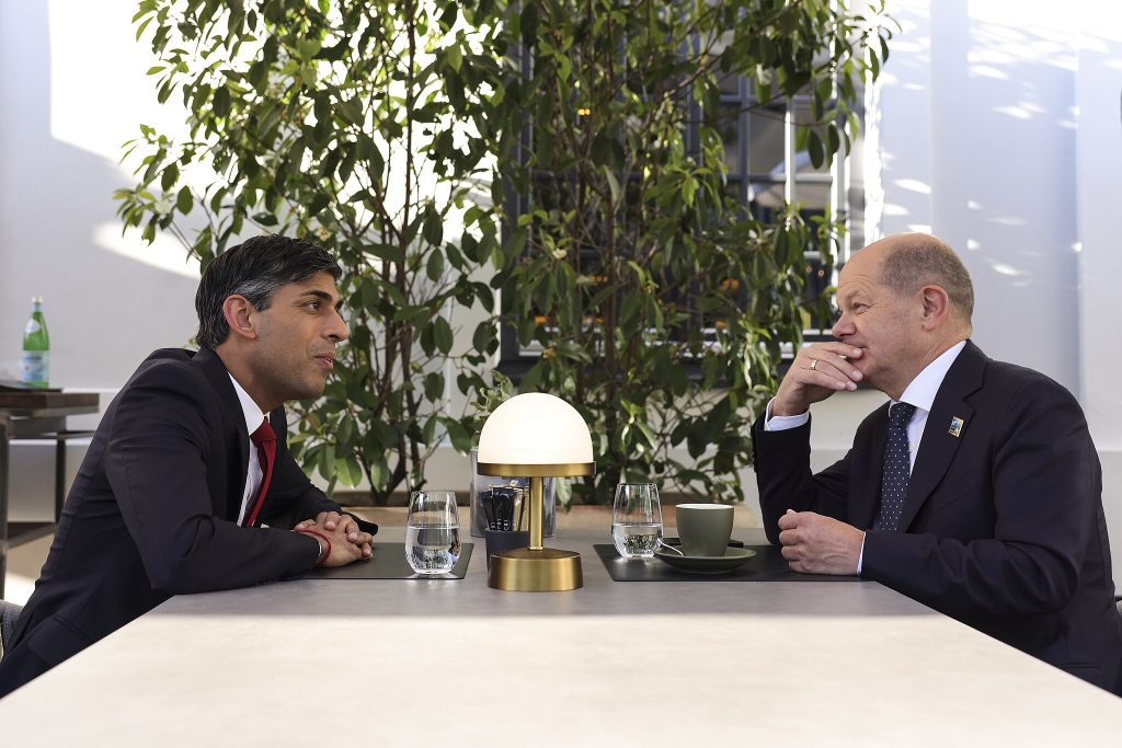 De Britse premier Rishi Sunak en de Duitse bondskanselier Olaf Scholz op de NAVO-top in Vilnius in 2023 (Photo: Number 10 / Flickr.com / Wikimedia Commons)