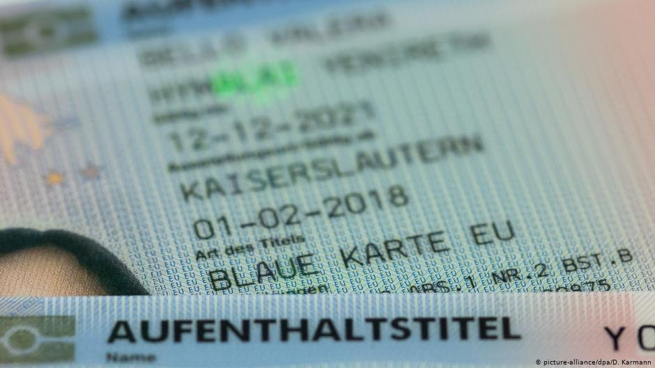 EU Blue card status on a German ID (Photo: Picture-alliance/dpa/D.Karmann)