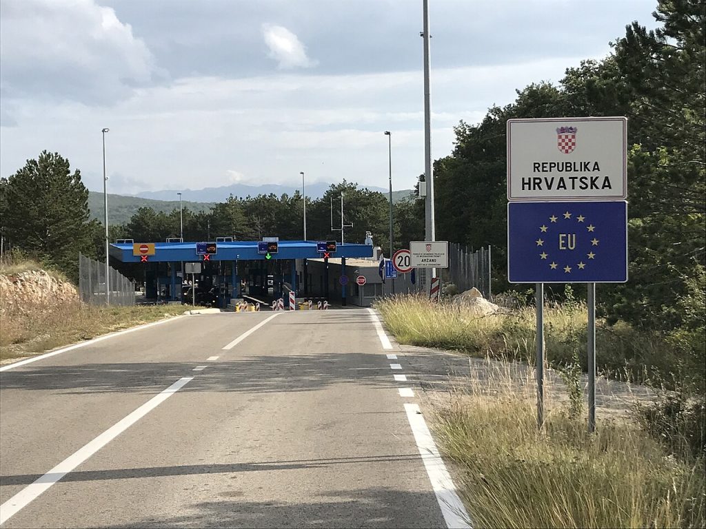 Aržano border crossing between Croatia and Bosnia in 2018 (Photo: Petr Vilgus / Wikimedia Commons)