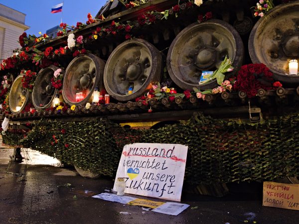 Destroyed Russian tank in front of Russian embassy in Berlin., 2023. Photo: Leonhard Lenz on Wikimedia Commons.