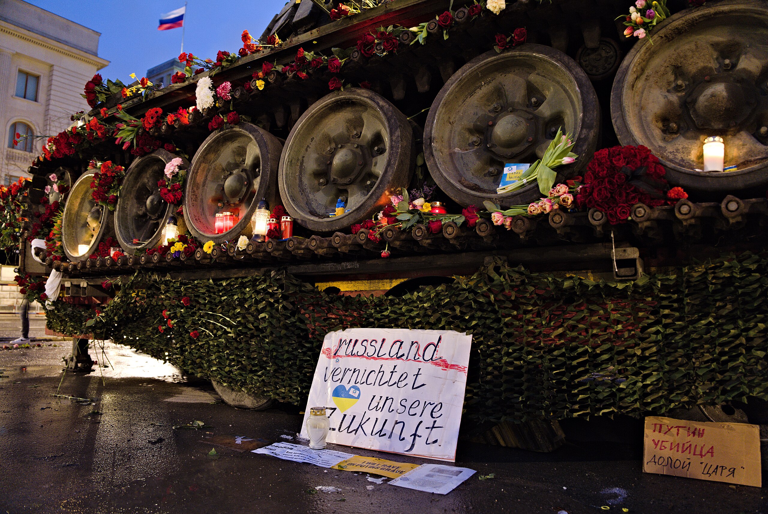 Destroyed Russian tank in front of Russian embassy in Berlin., 2023. Photo: Leonhard Lenz on Wikimedia Commons.