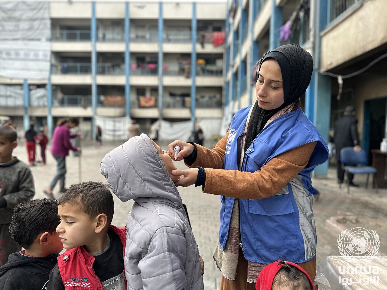 A displaced child receives a polio vaccination in UNRWA shelter in Beach camp , Gaza Strip (Photo: UNRWA / Mohammed Hinnawi / Wikimedia Commons)