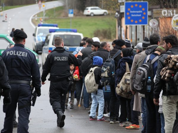Grenzübergang Oberösterreich / Deutschland Immigrantenabfertigung. Photo: Immigranten beim Grenzübergang Wegscheid / Metropolico.org / Wikimedia Commons, CC BY-SA 2.0