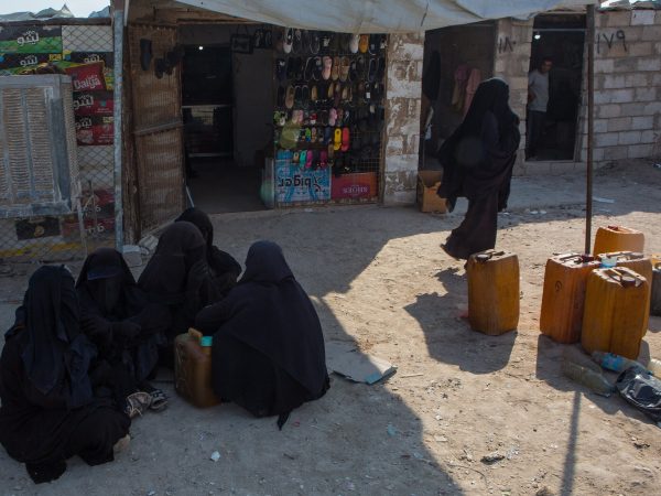 VOA in Al-Hol Camp, Syria, 16 October 2019. Photo: Syria Camp Housing Hardcore IS Families Spiraling 'Out of Control' / Voice Of America (VOA) / Y. Boechat / Wikimedia Commons, Public Domain.