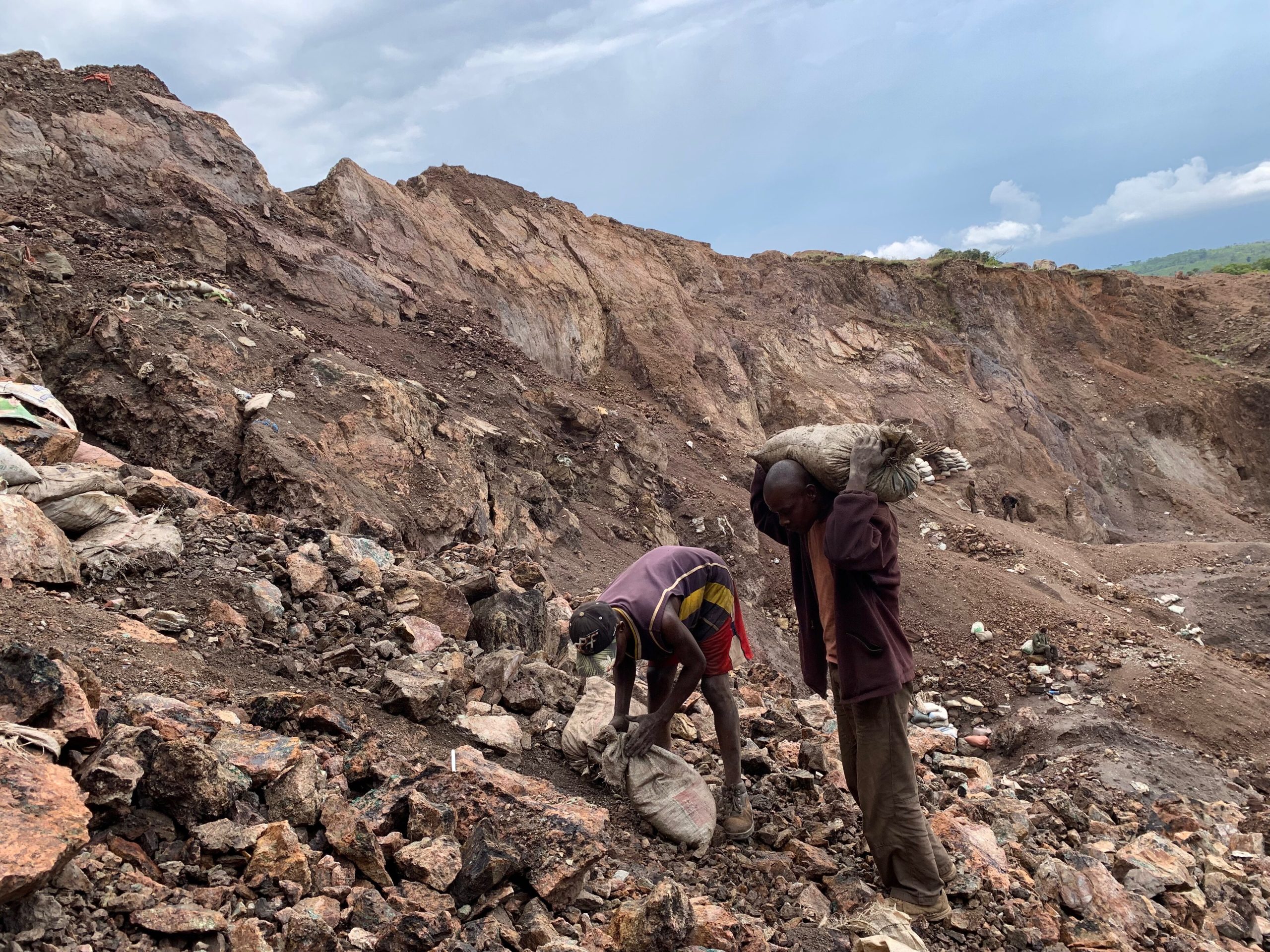 Artisanal cobalt miners in the Democratic Republic of Congo. Photo source: The International Institute for Environment and Development / Flickr, CC BY 2.5.