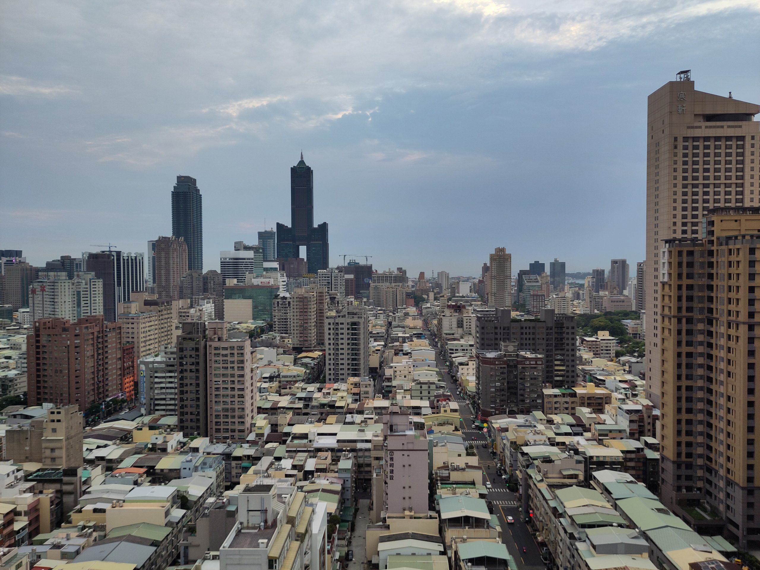 Kaohsiung from a rooftop looking West towards 85 Tower. Photo source: Jaller94 / Wikimedia Commons, Public Domain.