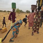 Refugees collect water from a water bladder provided by MSF. Banibangou is an unofficial refugee camp just inside Niger along the border with Mali, July 2012. Photo source: EU Civil Protection and Humanitarian Aid / Flickr, CC BY-SA 2.0