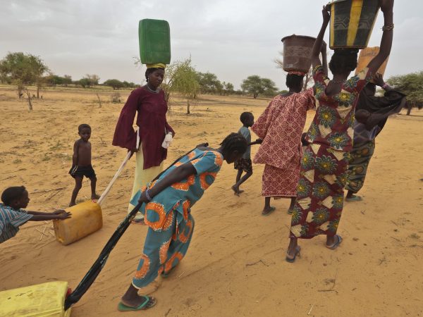 Refugees collect water from a water bladder provided by MSF. Banibangou is an unofficial refugee camp just inside Niger along the border with Mali, July 2012. Photo source: EU Civil Protection and Humanitarian Aid / Flickr, CC BY-SA 2.0