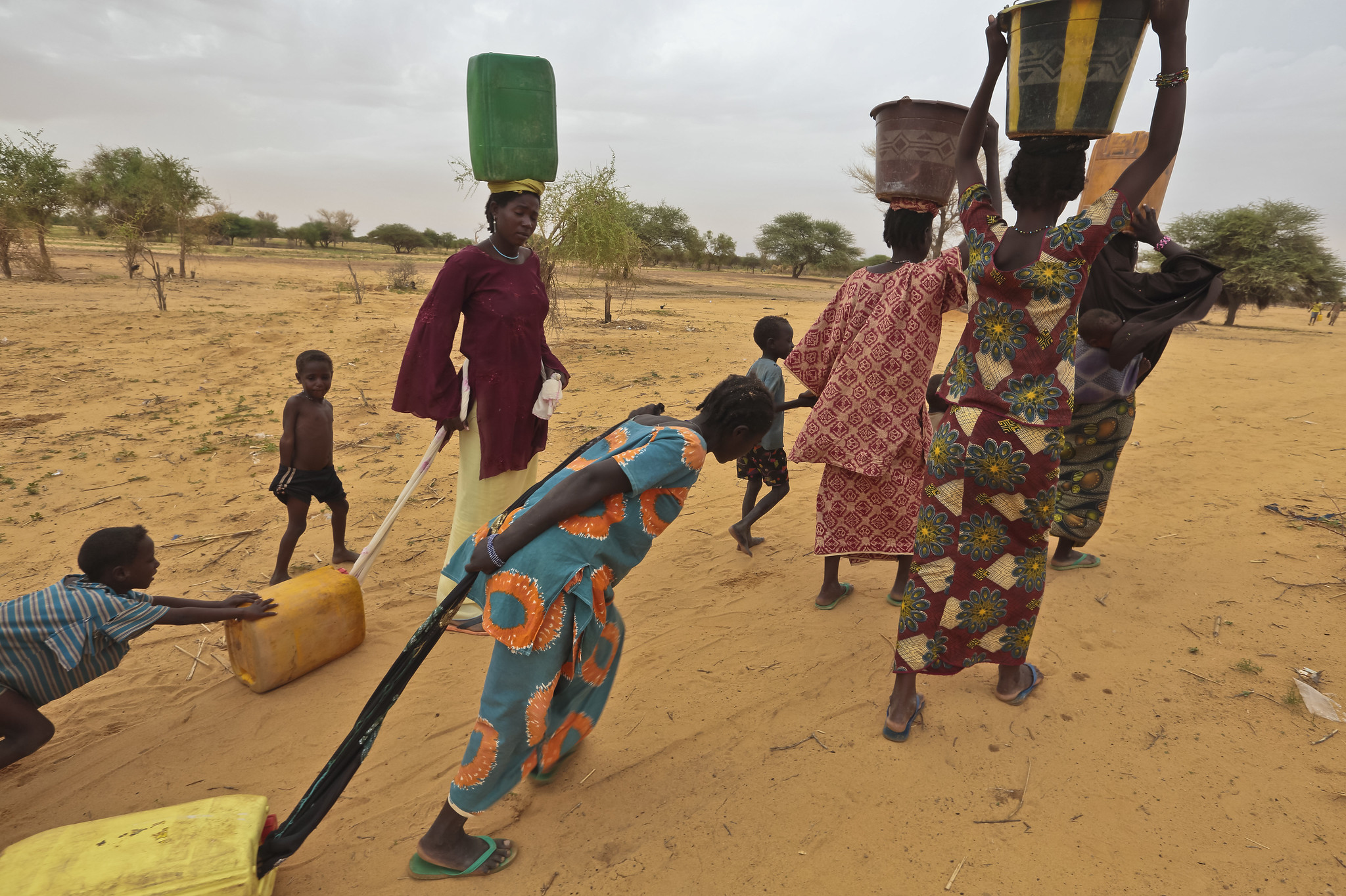 Refugees collect water from a water bladder provided by MSF. Banibangou is an unofficial refugee camp just inside Niger along the border with Mali, July 2012. Photo source: EU Civil Protection and Humanitarian Aid / Flickr, CC BY-SA 2.0