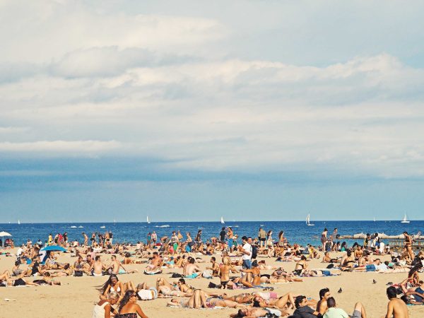 Crowded Barcelona beach. Photo source: Unsplash / Wikimedia Commons.