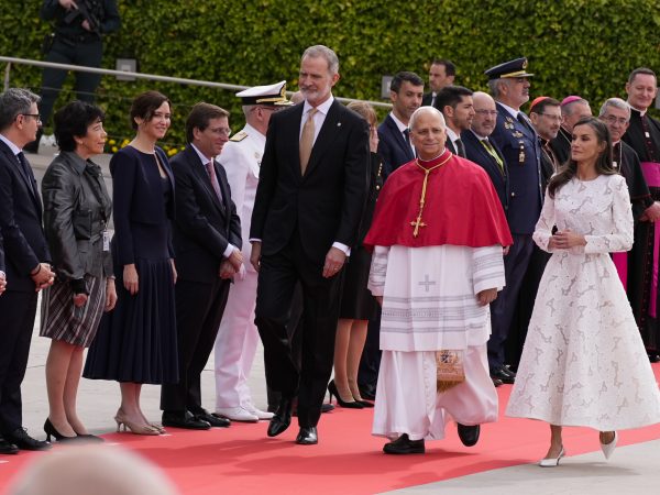 The President of the Community of Madrid and leader of the Madrid branch of the People's Party (PP), Isabel Díaz Ayuso, at the official reception for Pope Leo XIV, together with Their Majesties the King and Queen, marking the official start of the Holy Father's visit to Spain. Photo source: PP Comunidad de Madrid / Flickr, CC BY 4.0