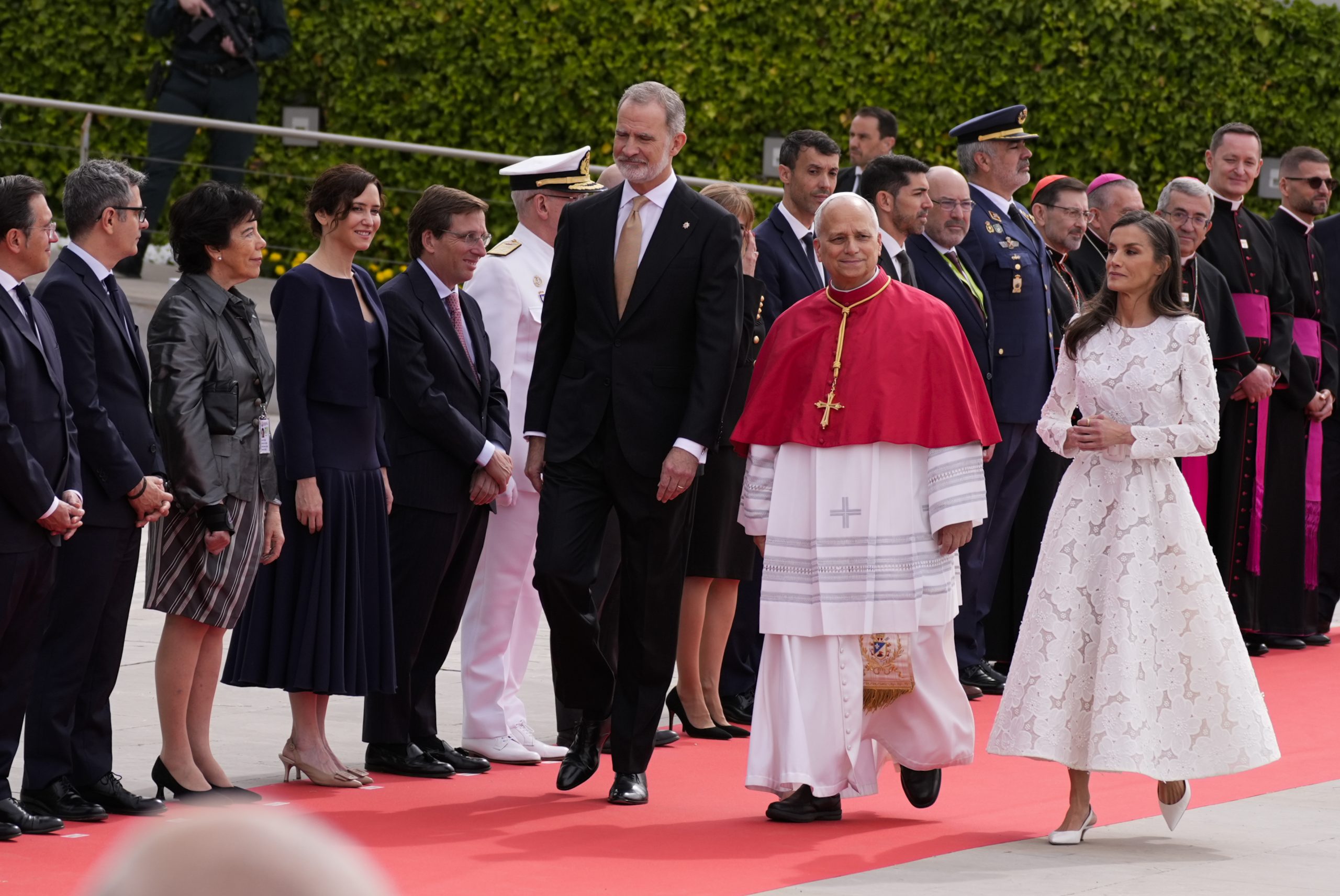 The President of the Community of Madrid and leader of the Madrid branch of the People's Party (PP), Isabel Díaz Ayuso, at the official reception for Pope Leo XIV, together with Their Majesties the King and Queen, marking the official start of the Holy Father's visit to Spain. Photo source: PP Comunidad de Madrid / Flickr, CC BY 4.0