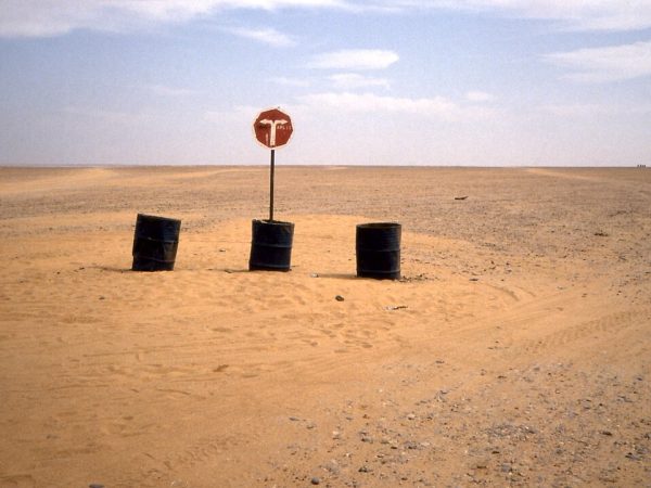 Road sign of the Trans Sahara Highway (Hoggar desert track) in Niger (Photo: Albert Backer / Wikimedia Commons)