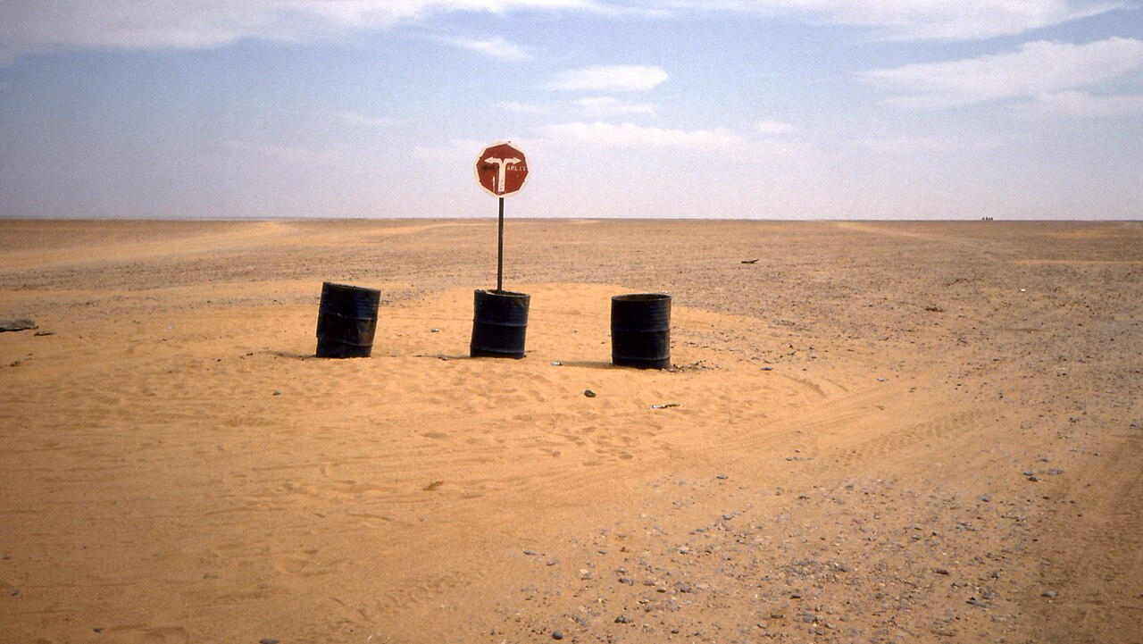 Road sign of the Trans Sahara Highway (Hoggar desert track) in Niger (Photo: Albert Backer / Wikimedia Commons)
