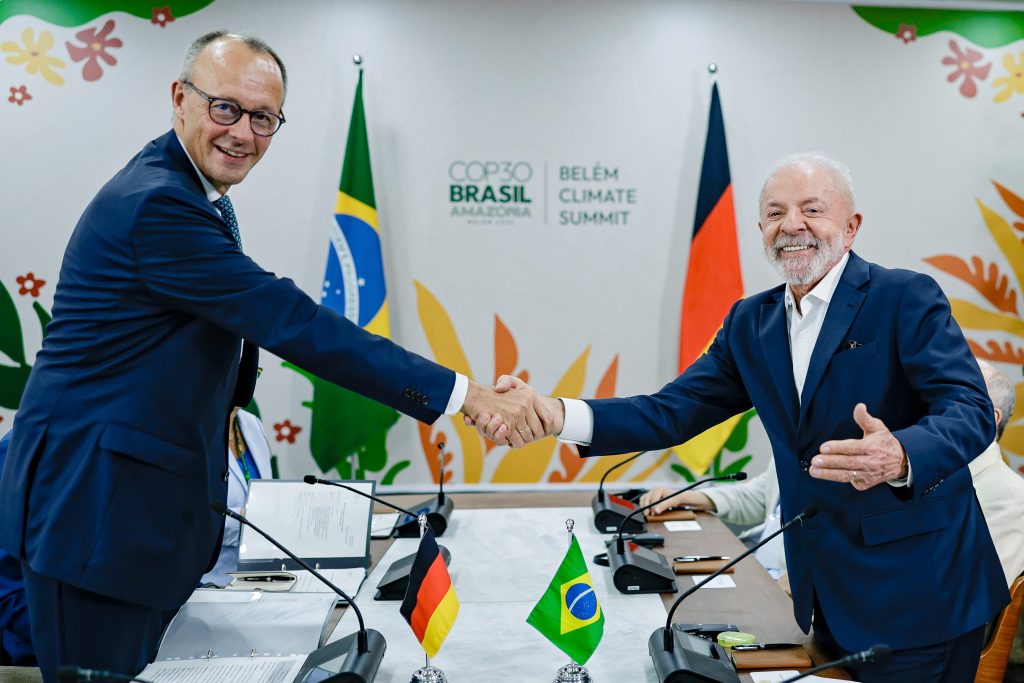 President of the Republic, Luiz Inácio Lula da Silva, during a bilateral meeting with the Chancellor of Germany, Friedrich Merz. Private meeting room of the President of the Republic – Parque da Cidade – Belém, Pará, Brazil. Photo source: Lula Oficial / Wikimedia Commons, CC BY-SA 4.0