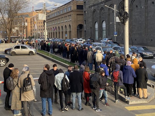 Over 5,000 Russian immigrants line up outside the Russian embassy in Yerevan, Armenia, to vote on the 2024 presidential election day (Photo: Dor Shabashevitz / Wikimedia Commons)