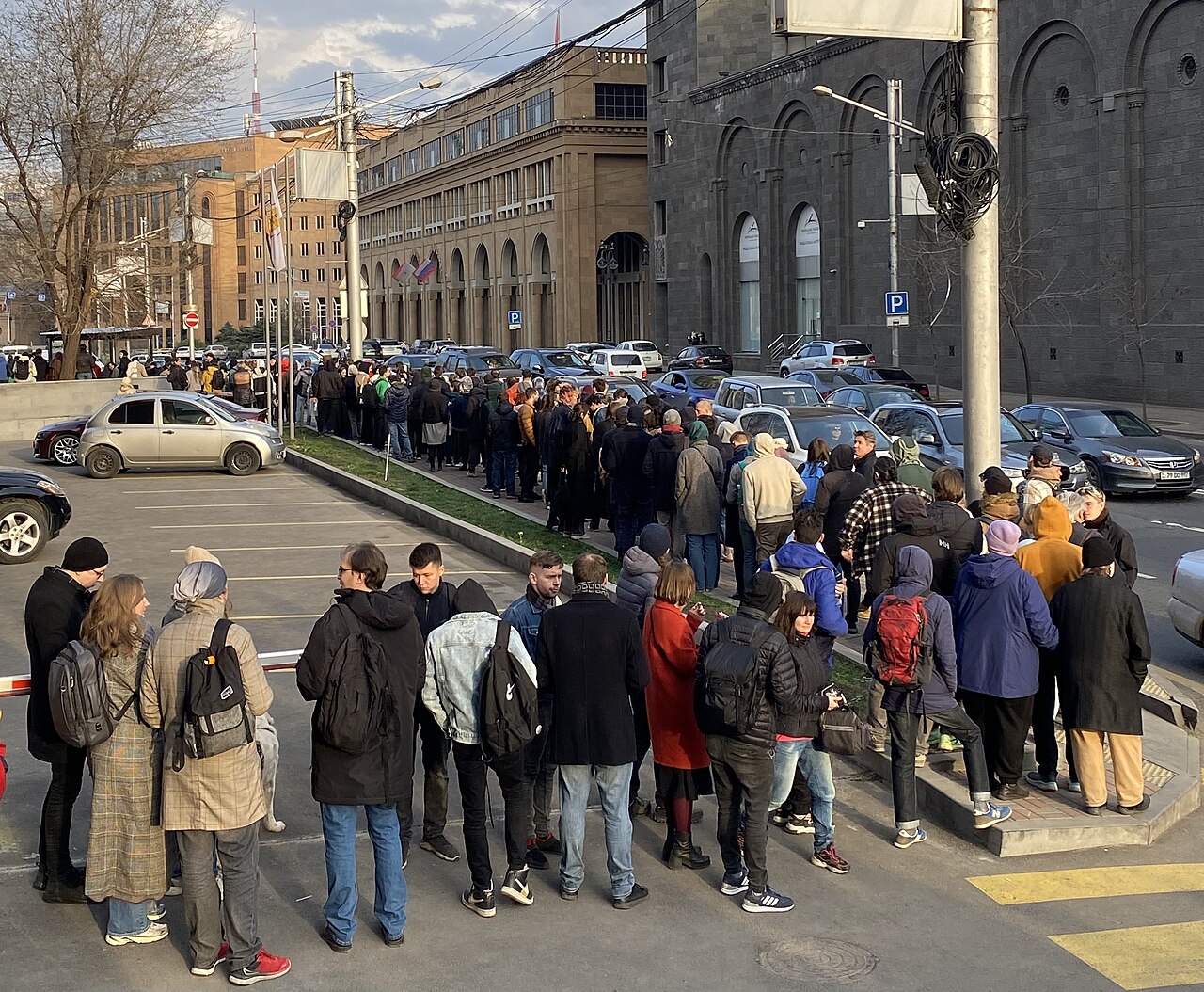 Over 5,000 Russian immigrants line up outside the Russian embassy in Yerevan, Armenia, to vote on the 2024 presidential election day (Photo: Dor Shabashevitz / Wikimedia Commons)