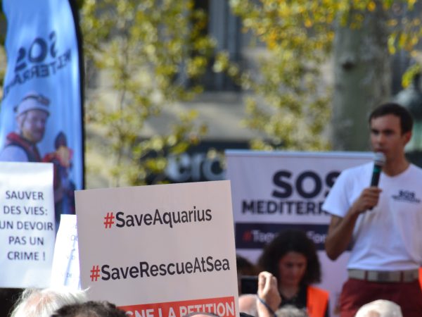 Demonstration in Paris in support of the Aquarius and the rescue of migrants in the Mediterranean Sea. Photo source: Jeanne Menjoulet, / Flickr, CC BY 2.0