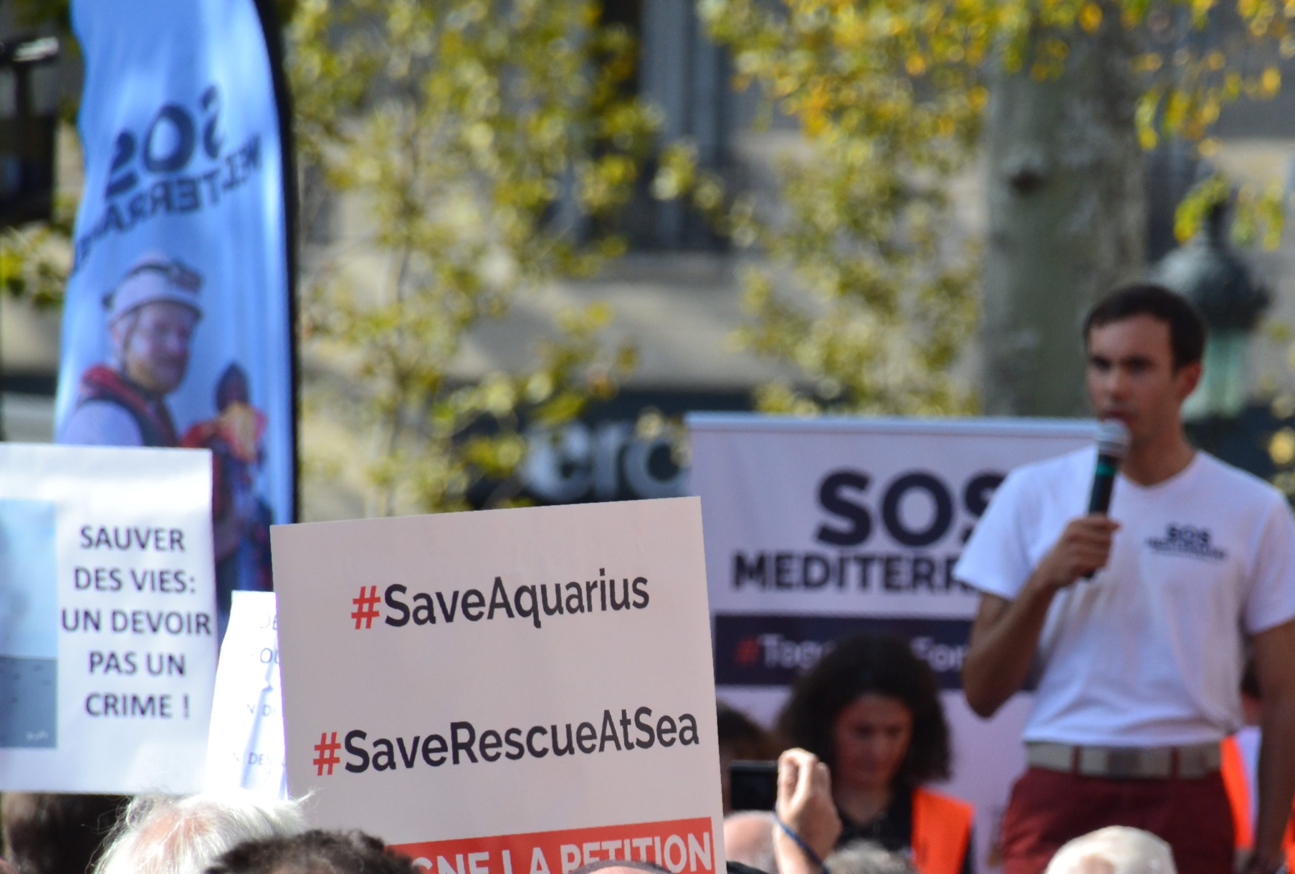 Demonstration in Paris in support of the Aquarius and the rescue of migrants in the Mediterranean Sea. Photo source: Jeanne Menjoulet, / Flickr, CC BY 2.0